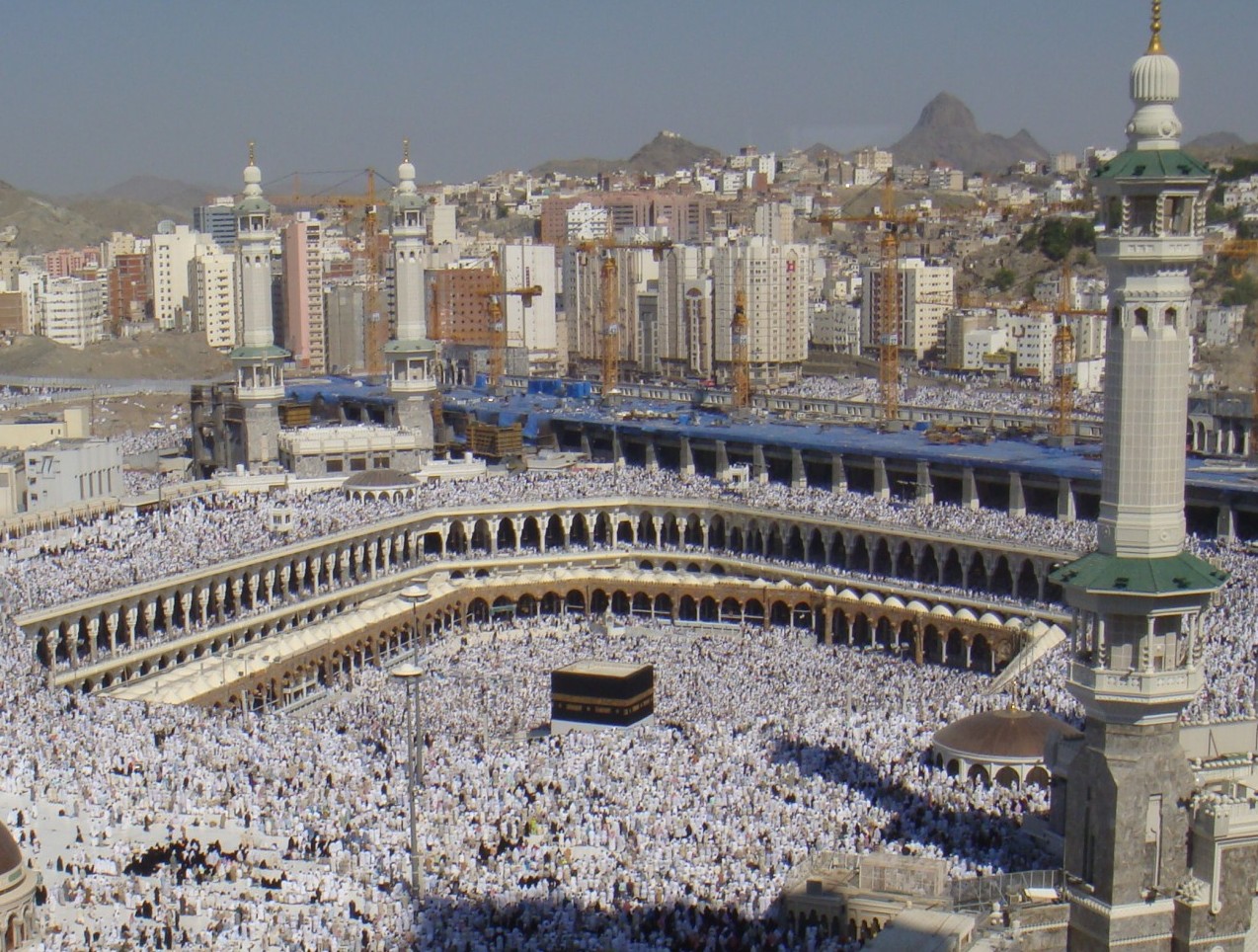 Al-Haram Mosque at the start of Hajj (2008). Source: Al Jazeera English, on Flickr. CC BY-SA 2.0.