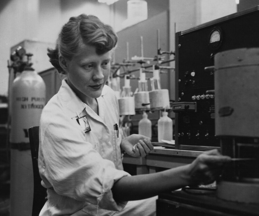 Jane Blankenship Gibson working as a spectroscopist for Lockheed Aircraf