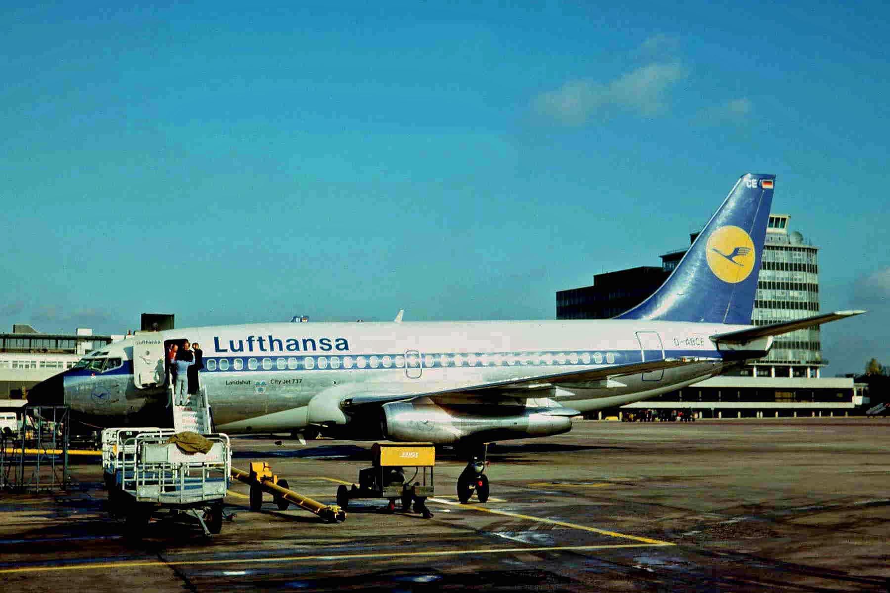 Landshut (here at Manchester airport in 1975), the very Lufthansa-aircraft hijacked to Mogadishu on 13th October 1977 as Flight LH 181 from Palma de Mallorca to Frankfurt / Main. Source: Wikimedia Commons, CC BY-SA 3.0.