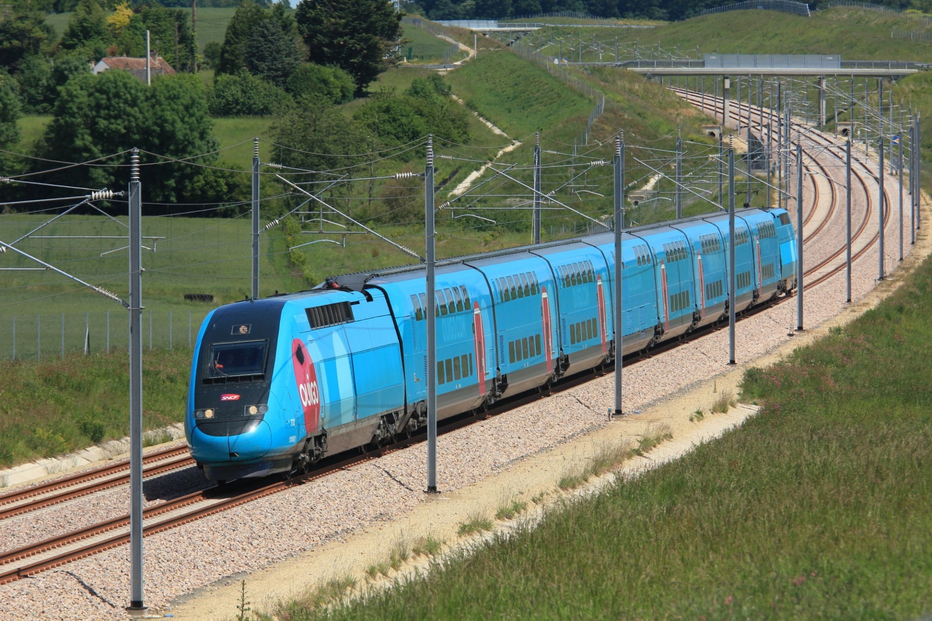 Ouigo TGV on the LGV Bretagne-Pays de la Loire, 2017. Source: Wikimedia Commons, CC BY-SA 4.0. 