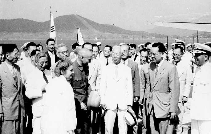 Chiang Kai-shek and South Korea President Syngman Rhee meet for a three-day meeting at Jinhae (South Korea) in August of 1949. Source: United States Coast Guard, via Wikimedia Commons. Public domain.