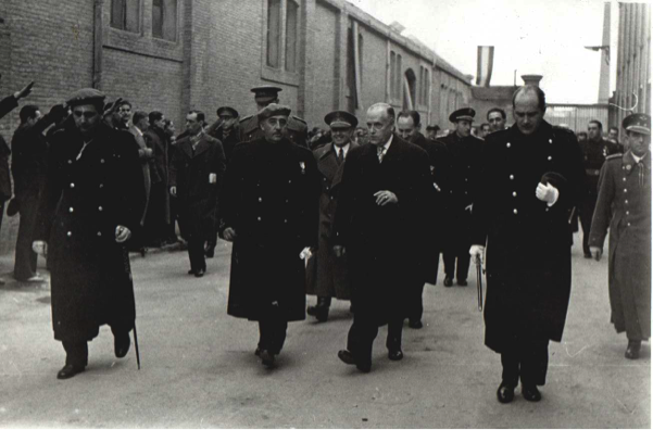 Francisco Franco during a visit to one of the SAPHIL factories in 1942 next to Francesc Salvans’s cousin. Source: Unknown.