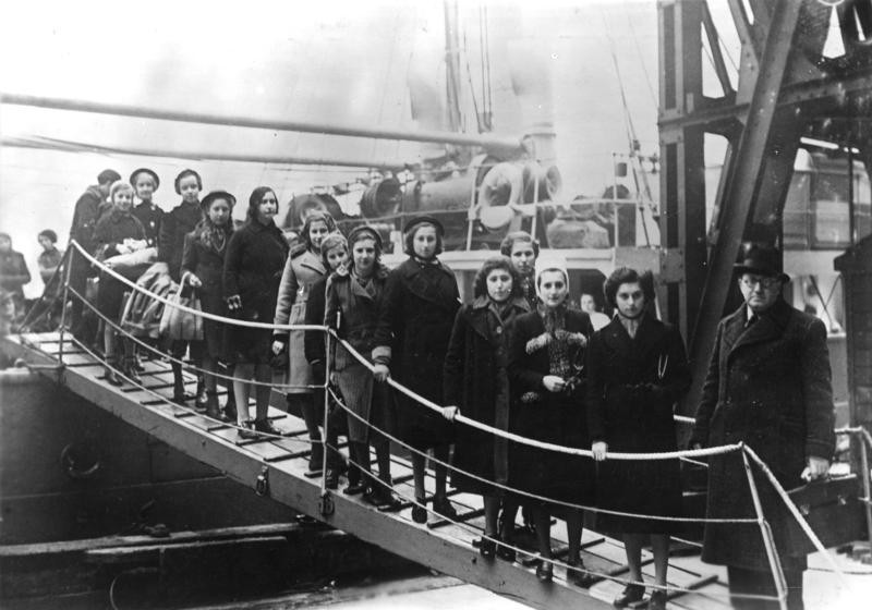 Arrival of Jewish refugee children at the port of London (February 1939). Source: German Federal Archives. Wikimedia Commons, CC-BY-SA 3.0.