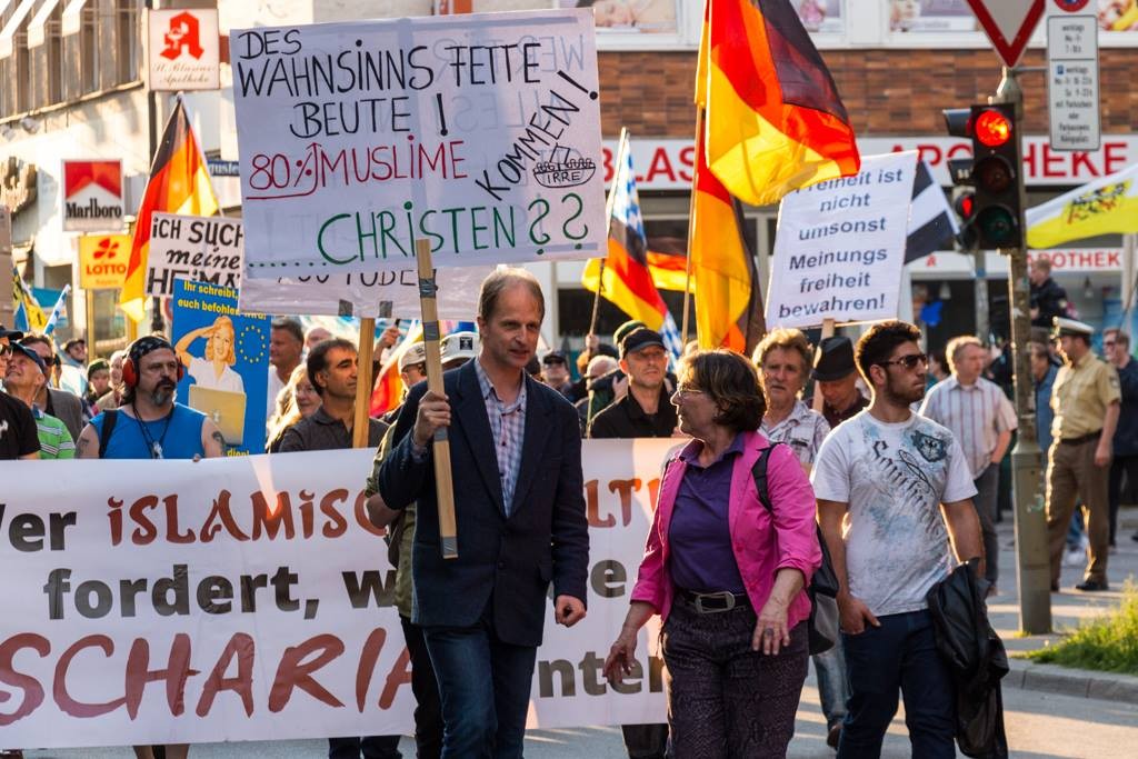 A rally of the anti-Islam group PEGIDA (Patriotische Europäer gegen die Islamisierung des Abendlandes) in Munich in 2015. Source: Witt thomas, on Wikimedia Commons, CC BY-SA 4.0.