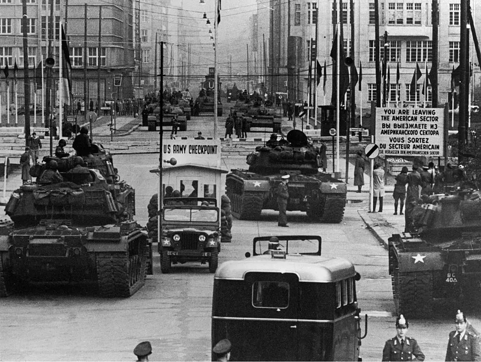 United States M48 tanks face Soviet Union T-55 tanks at Checkpoint Charlie, October 1961. Source: US Army Center of Military History