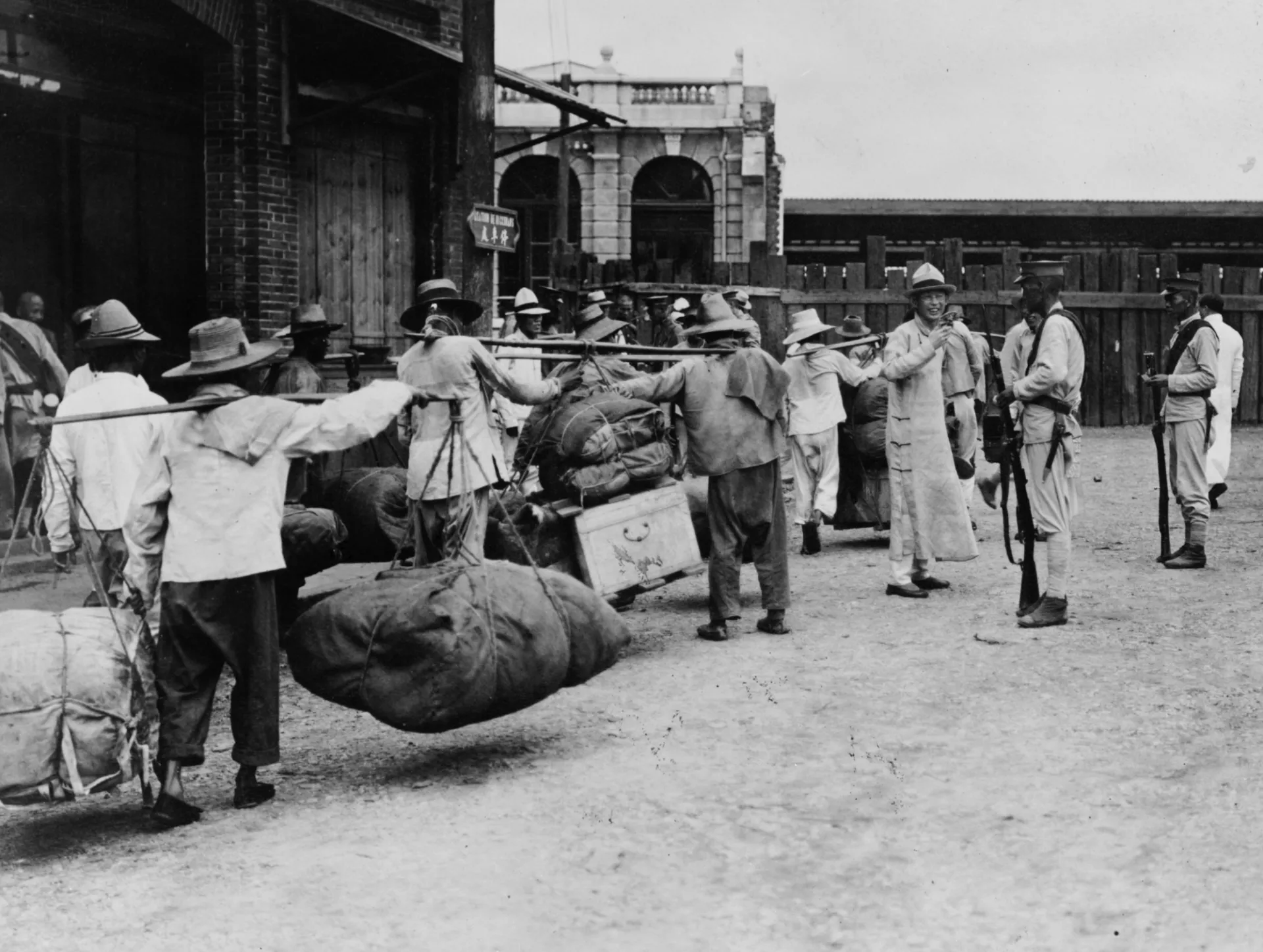 China - Revolution - 20th c, Citizens of Hankau taking refuge