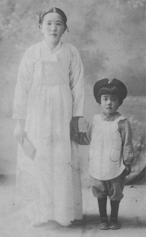 A Korean mother and her daughter, Keijō, c. 1942. Source: Stella Kim's personal collection.