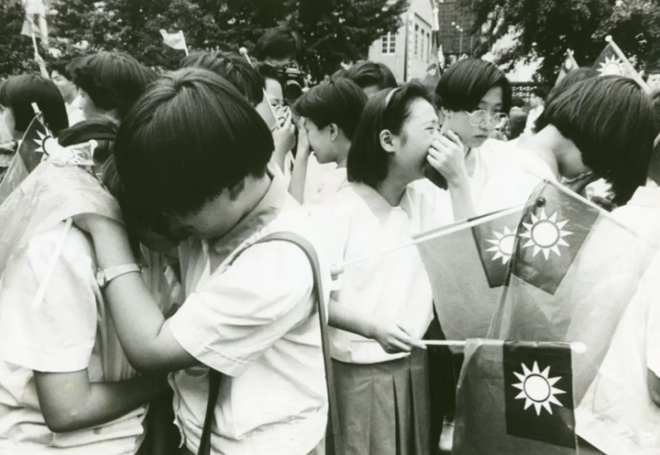 Taiwanese Students Crying at the Embassy of the Republic of China in the Republic of Korea, 24 August 1992. (Herald Corporation) Found in dissertation.