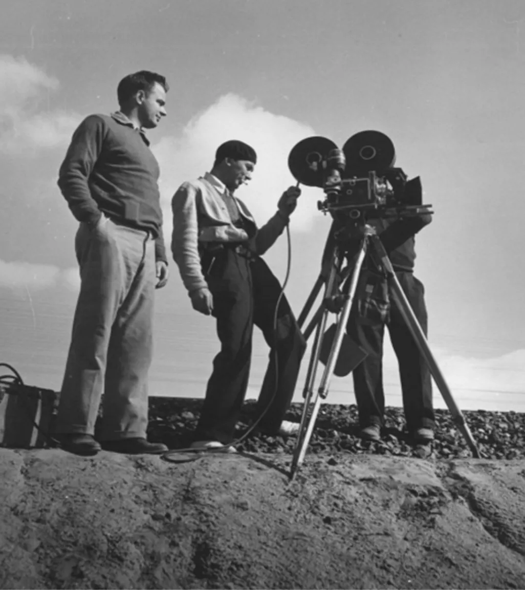 Pare Lorentz (left) with his camera crew in October 1935. Photo by Dorothea Lange. Lorentz, Pare. FDR’s Moviemaker: Memoirs & Scripts. Reno: University of Nevada Press, 1992. p.4