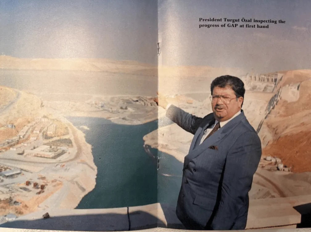 Turgut Özal Inspecting the GAP. Image from: The General Directorate of Press and Information of the Turkish Republic. “GAP - Southeast Anatolia Project.” Report. Ankara, 1988. T.C. Cumhurbaşkanlığı Devlet Arşivleri.