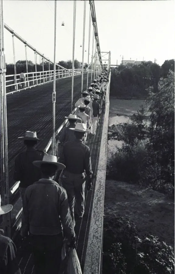 Leonard Nadel, “Braceros cross the Mexico-U.S. border while walking over the bridge from Reynosa, Mexico to Hidalgo, Texas.” Source: Bracero History Archive, Item #1312, http://braceroarchive.org/items/show/1312